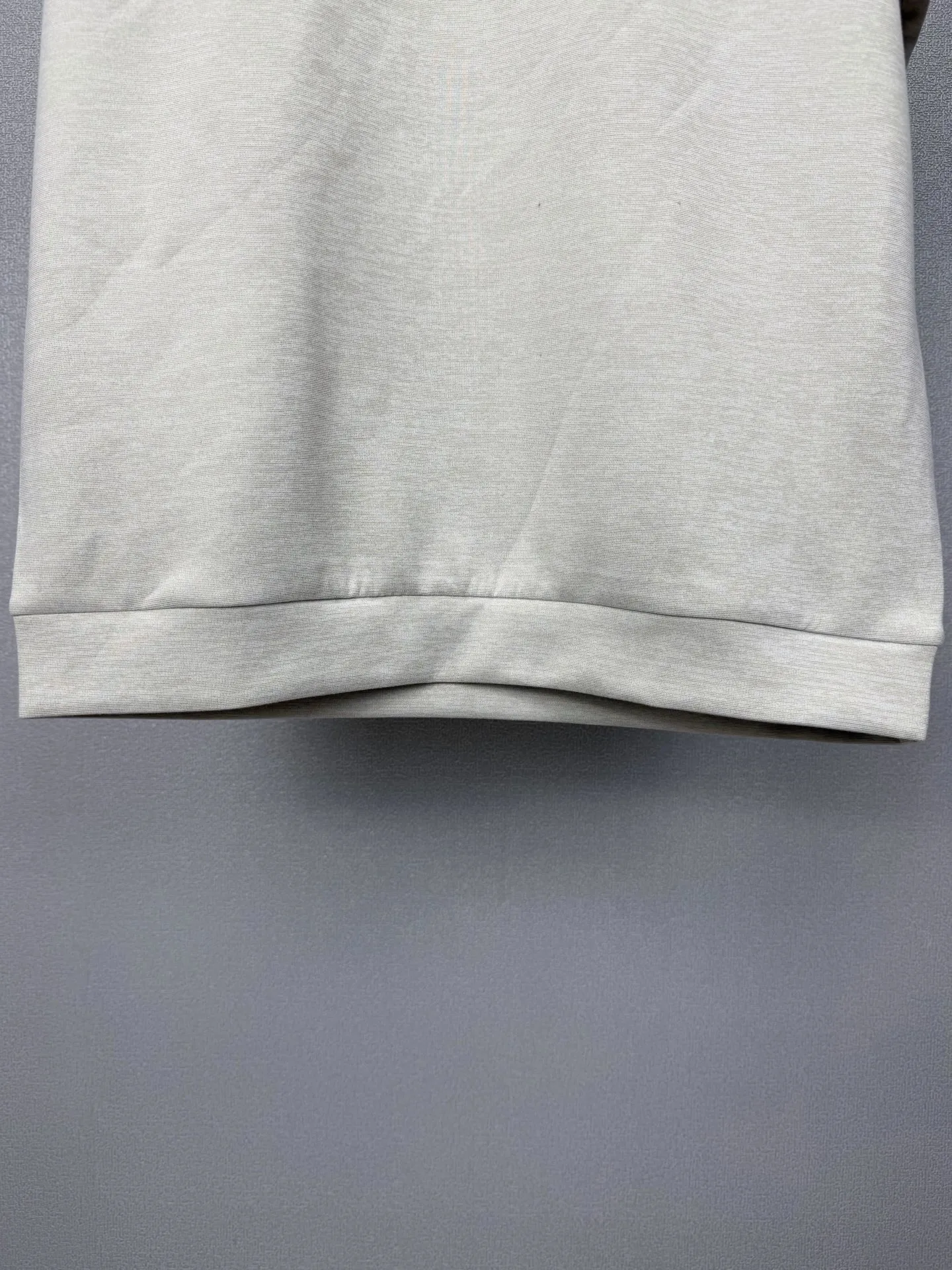 Loro Piana 2026New Arrival old money style solid color simple couple style round neck short-sleeved T-shirt High version High version The fabric is made of cotton➕polyester fiber composite material, the whole body is solid color simple and loose fit, the back neck leather letter logo embroidery design is fashionable and individual. Super Versatile and good-looking short-sleeved T-shirt. Very suitable for both men and women. A must-have for everyone. Packaging, tag, collar label, washed wheat, complete👍 Color: Dark Gray, Brown, Light Gray, Cream White Sizes: M-3XL